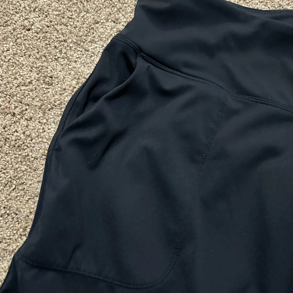 Black yoga leggings cuffed with pockets size large